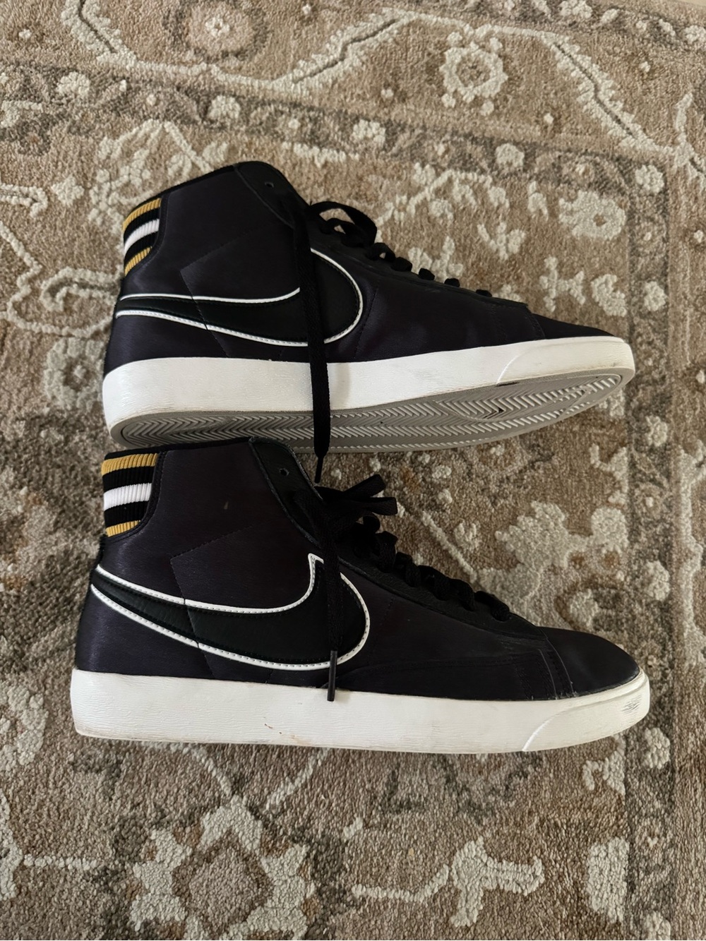 Women’s Nike High-Top Athletic Sneakers with White Sole.size 9